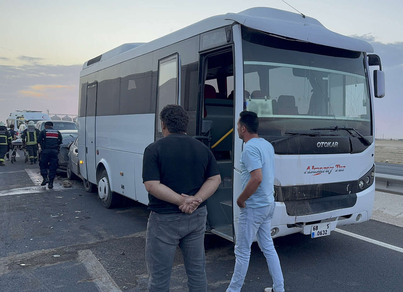 Konya yolunda kum fırtınası zincirleme kazaya yol açtı! 7 araç çarpıştı 4
