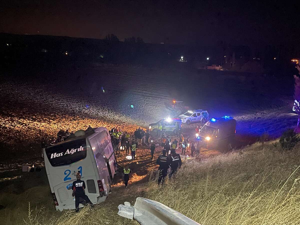 Yolcu otobüsü tarlaya uçtu! 24 yaralı var 1