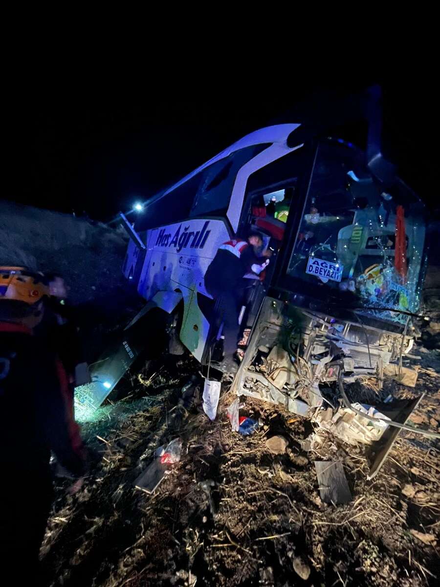 Yolcu otobüsü tarlaya uçtu! 24 yaralı var 3