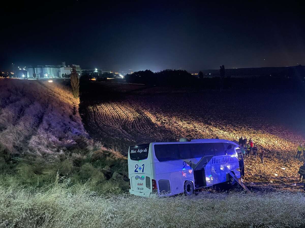 Yolcu otobüsü tarlaya uçtu! 24 yaralı var 2