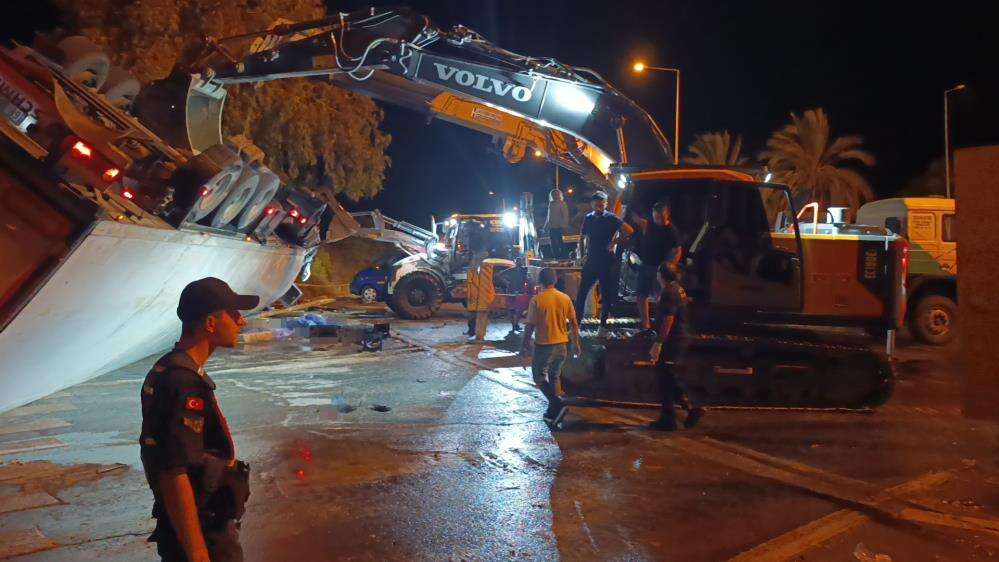 TIR dolmuş durağına devrildi! Bekleyen 2 kişi hayatını kaybetti 2