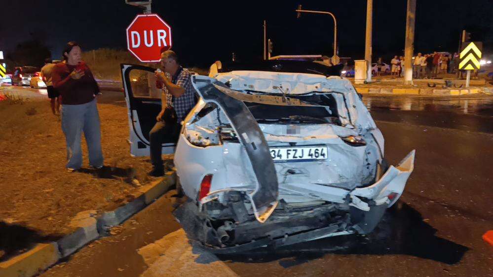 TIR dolmuş durağına devrildi! Bekleyen 2 kişi hayatını kaybetti 1