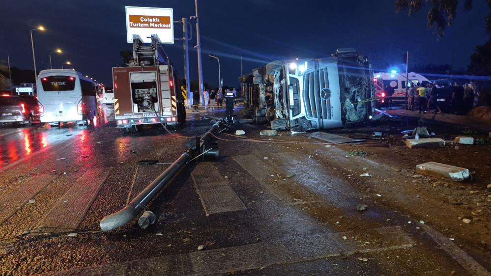 TIR dolmuş durağına devrildi! Bekleyen 2 kişi hayatını kaybetti 4