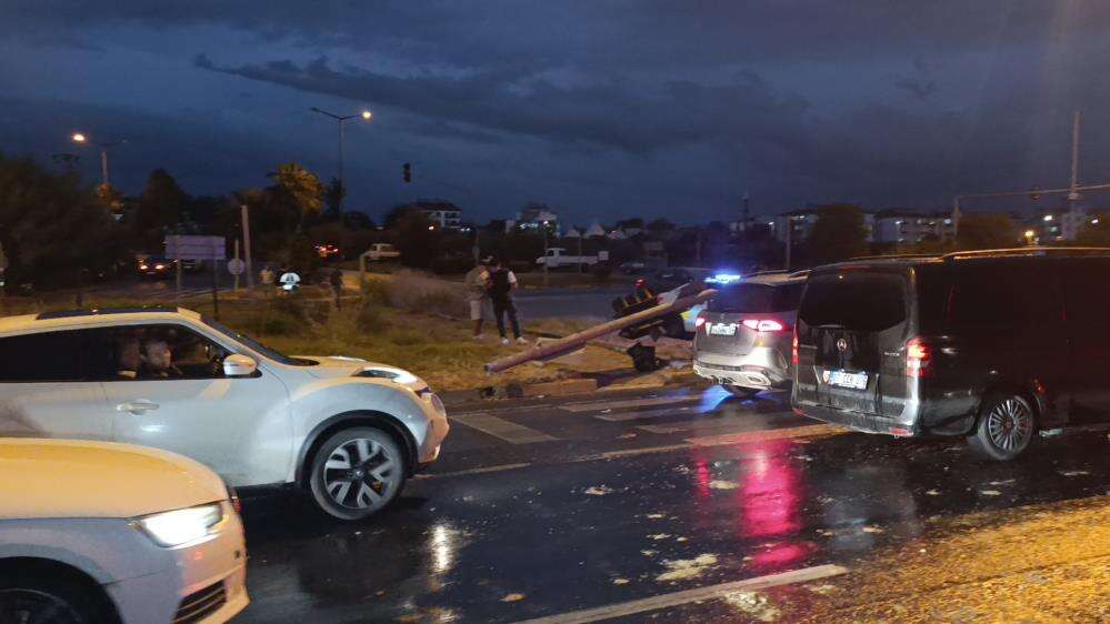 TIR dolmuş durağına devrildi! Bekleyen 2 kişi hayatını kaybetti 5