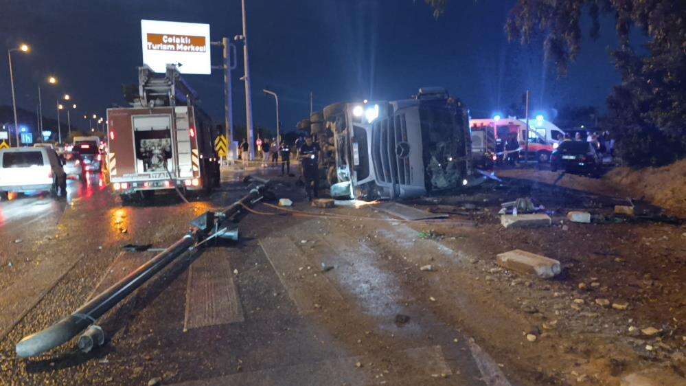 TIR dolmuş durağına devrildi! Bekleyen 2 kişi hayatını kaybetti 6