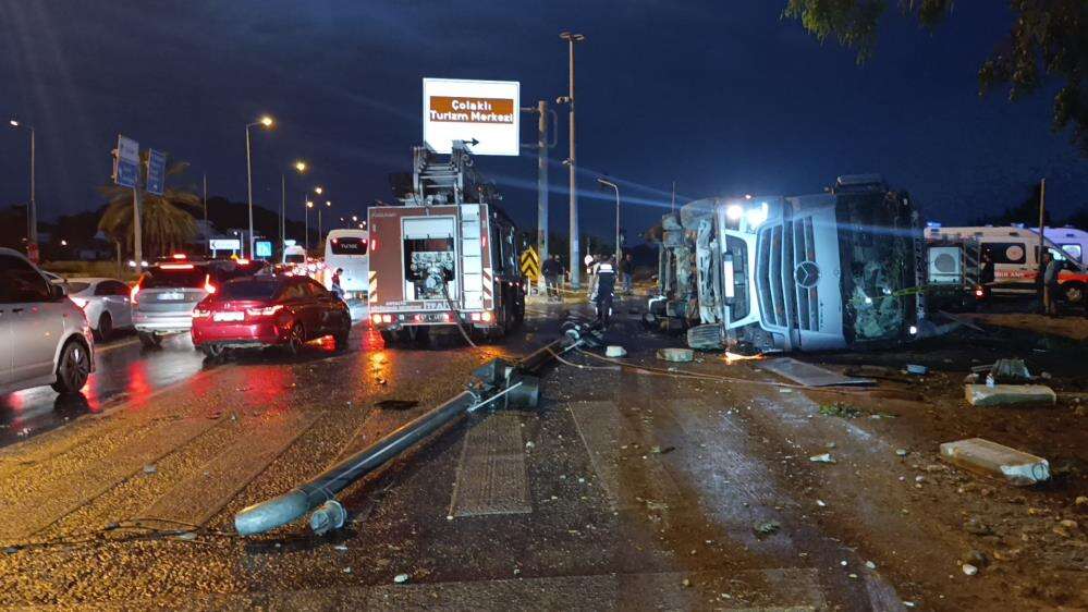 TIR dolmuş durağına devrildi! Bekleyen 2 kişi hayatını kaybetti 7