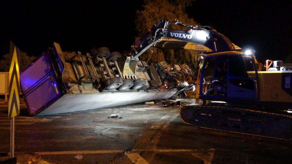 TIR dolmuş durağına devrildi! Bekleyen 2 kişi hayatını kaybetti 8
