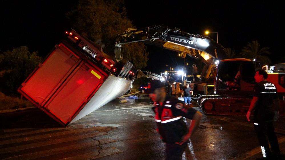 TIR dolmuş durağına devrildi! Bekleyen 2 kişi hayatını kaybetti 9