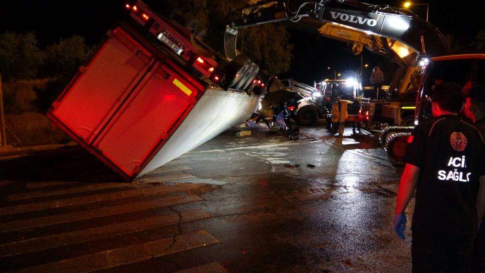 TIR dolmuş durağına devrildi! Bekleyen 2 kişi hayatını kaybetti 11