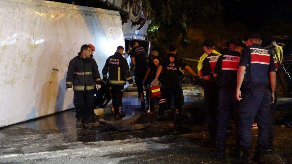TIR dolmuş durağına devrildi! Bekleyen 2 kişi hayatını kaybetti 13