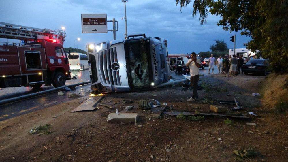 TIR dolmuş durağına devrildi! Bekleyen 2 kişi hayatını kaybetti 15