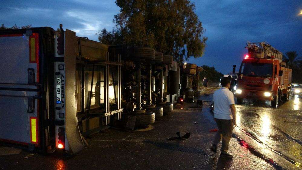 TIR dolmuş durağına devrildi! Bekleyen 2 kişi hayatını kaybetti 16