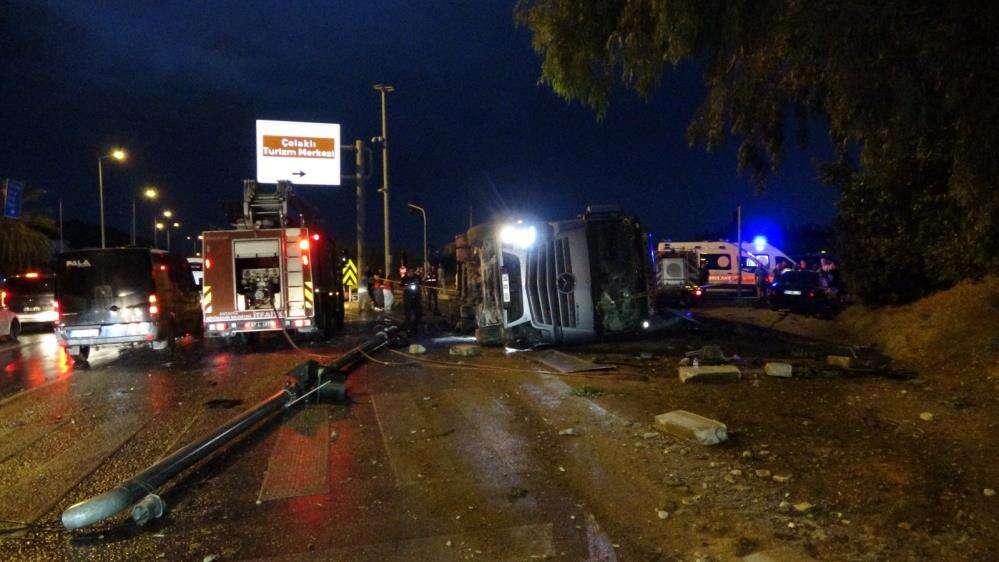 TIR dolmuş durağına devrildi! Bekleyen 2 kişi hayatını kaybetti 18