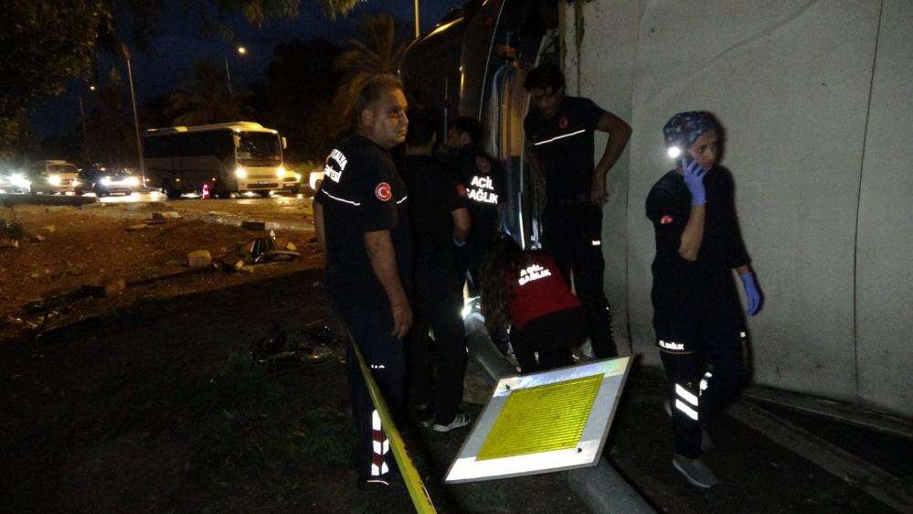 TIR dolmuş durağına devrildi! Bekleyen 2 kişi hayatını kaybetti 19