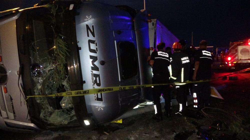 TIR dolmuş durağına devrildi! Bekleyen 2 kişi hayatını kaybetti 22