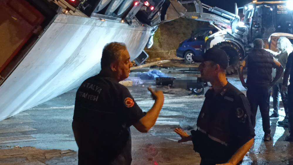 TIR dolmuş durağına devrildi! Bekleyen 2 kişi hayatını kaybetti 24