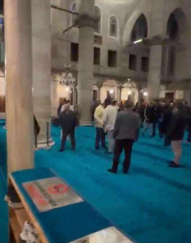 Eyüpsultan Camii’nde silah sesleri! 4 el ateş açıldı 5