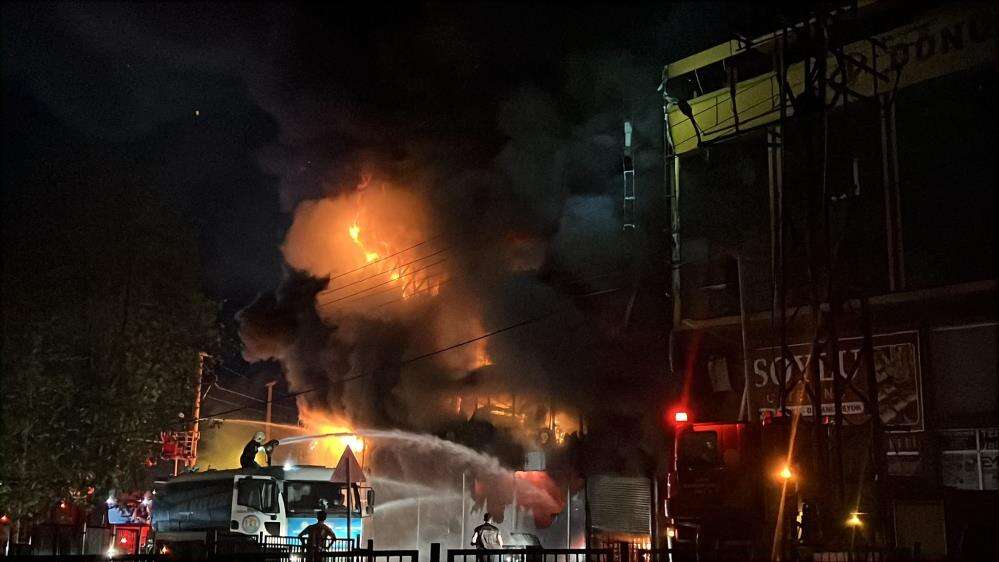 Geceyi aydınlatan yangın! 4 katlı mobilya mağazası alevlere teslim oldu 11