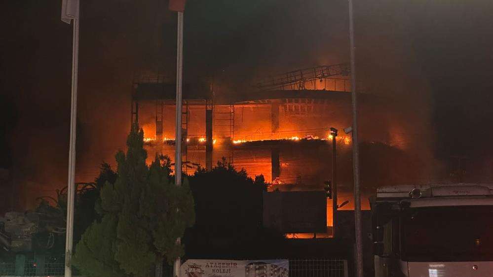 Geceyi aydınlatan yangın! 4 katlı mobilya mağazası alevlere teslim oldu 22