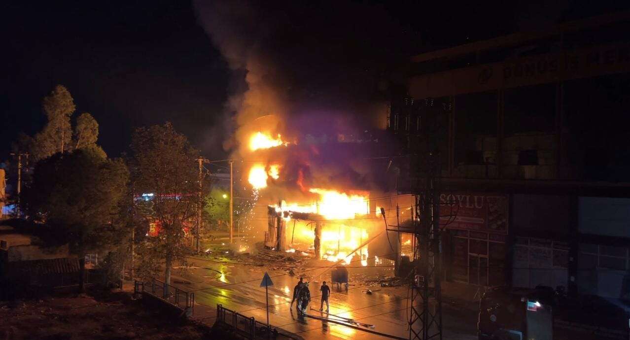 Geceyi aydınlatan yangın! 4 katlı mobilya mağazası alevlere teslim oldu 16