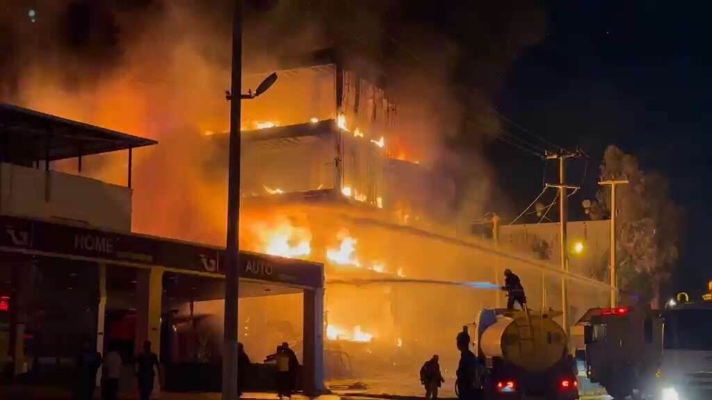 Geceyi aydınlatan yangın! 4 katlı mobilya mağazası alevlere teslim oldu 17