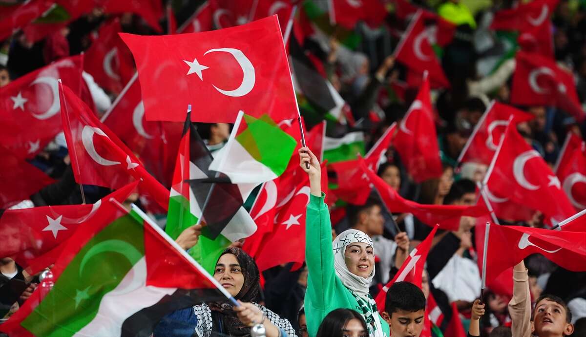 Konya’da tarihi gece! Kalpler Filistin için attı 130