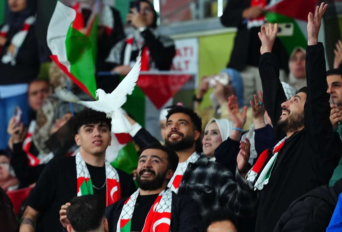 Konya’da tarihi gece! Kalpler Filistin için attı 120