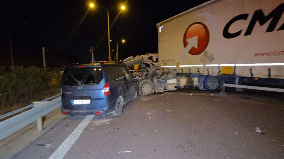 Otoyolda feci kaza! TIR sürücüsü öldü, 7 kişi yaralandı 8