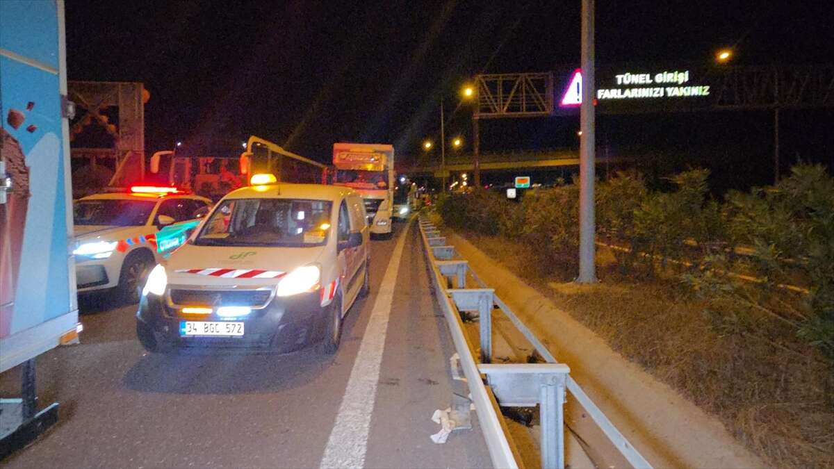 Otoyolda feci kaza! TIR sürücüsü öldü, 7 kişi yaralandı 7