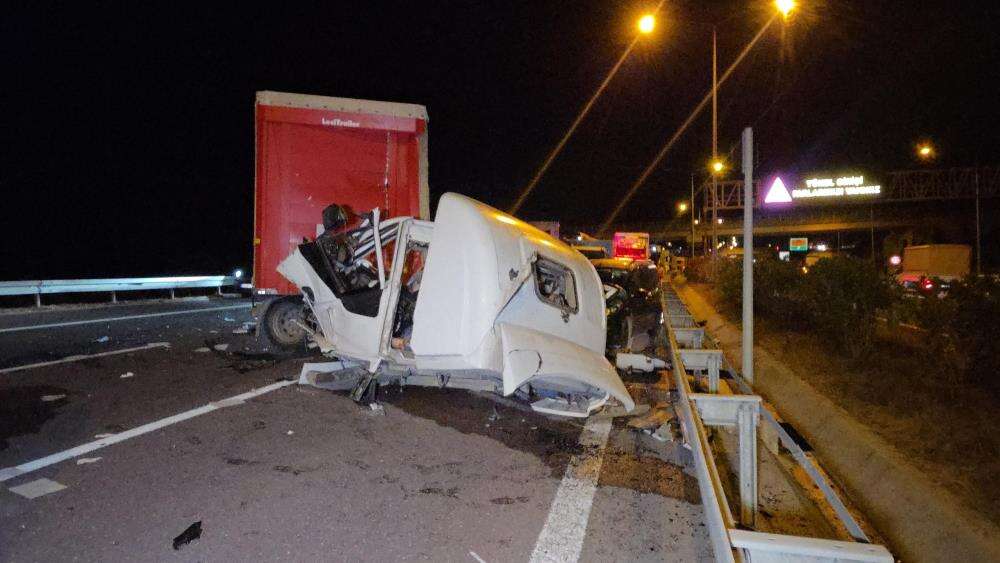 Otoyolda feci kaza! TIR sürücüsü öldü, 7 kişi yaralandı 1