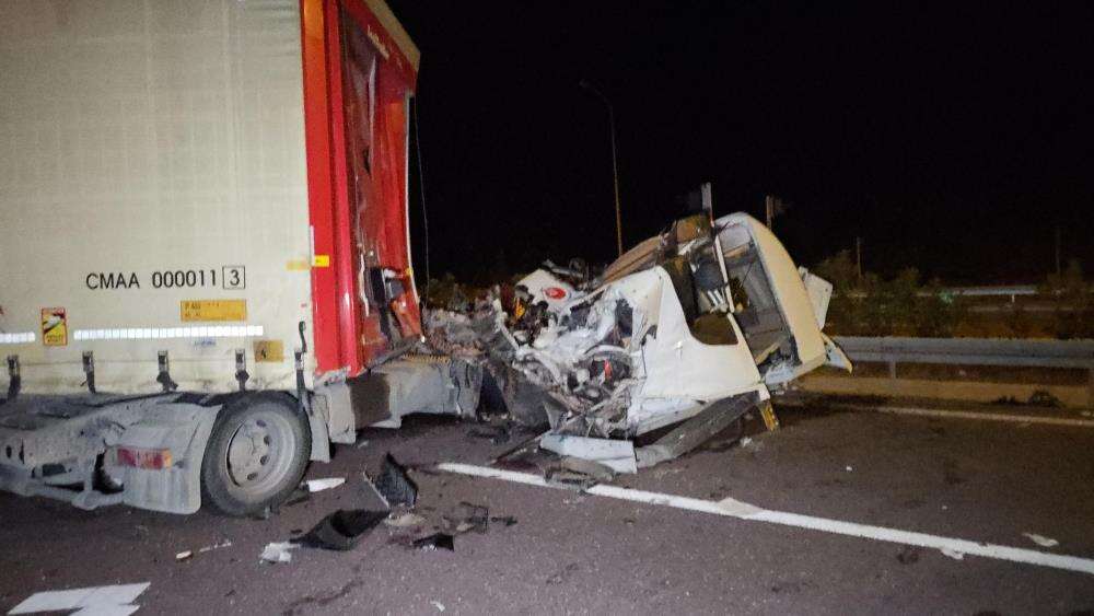 Otoyolda feci kaza! TIR sürücüsü öldü, 7 kişi yaralandı 4