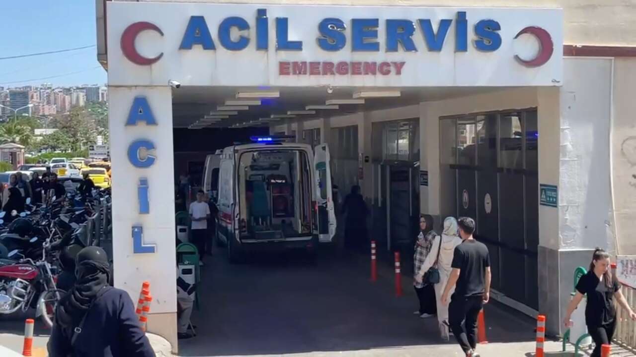 Hafif ticari araç kamyona çarptı! Aynı aileden 4 can kaybı var 5