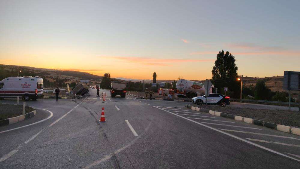 Konya yolunda LNG tankeri ile kamyon çarpıştı! Kaza anı kamerada 3