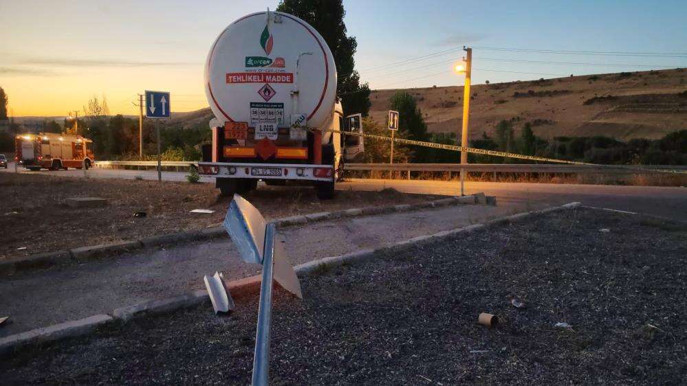 Konya yolunda LNG tankeri ile kamyon çarpıştı! Kaza anı kamerada 1