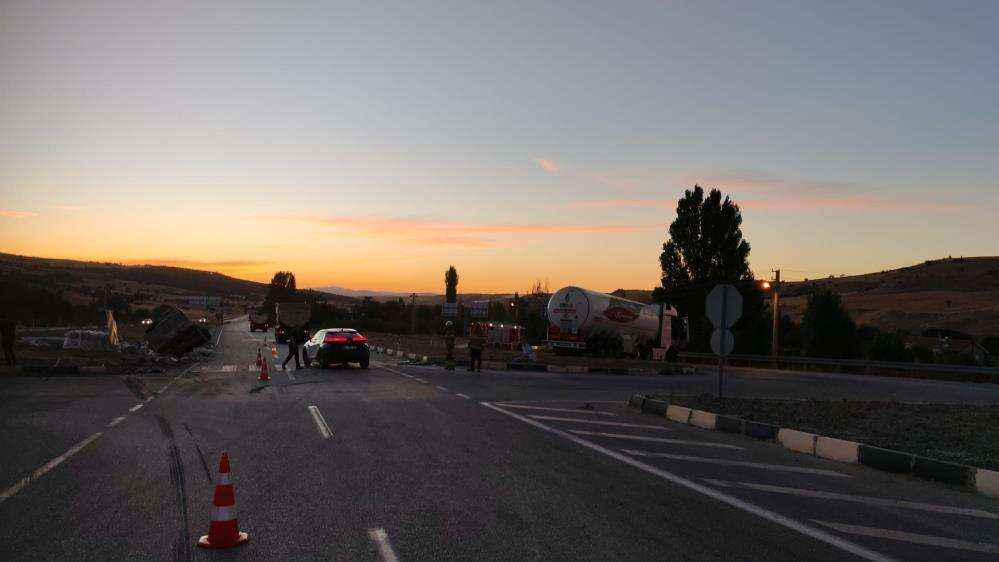 Konya yolunda LNG tankeri ile kamyon çarpıştı! Kaza anı kamerada 6