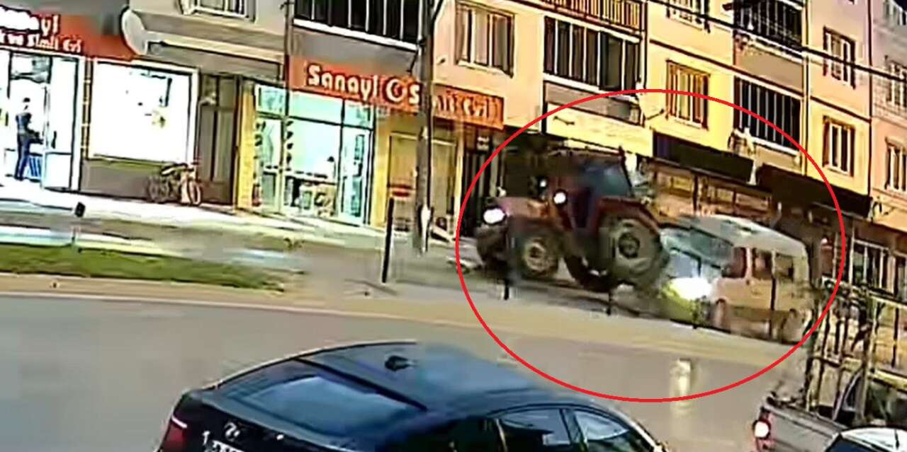 Feci kaza kamerada! Minibüs traktöre çarptı, 10 yaralı var 1