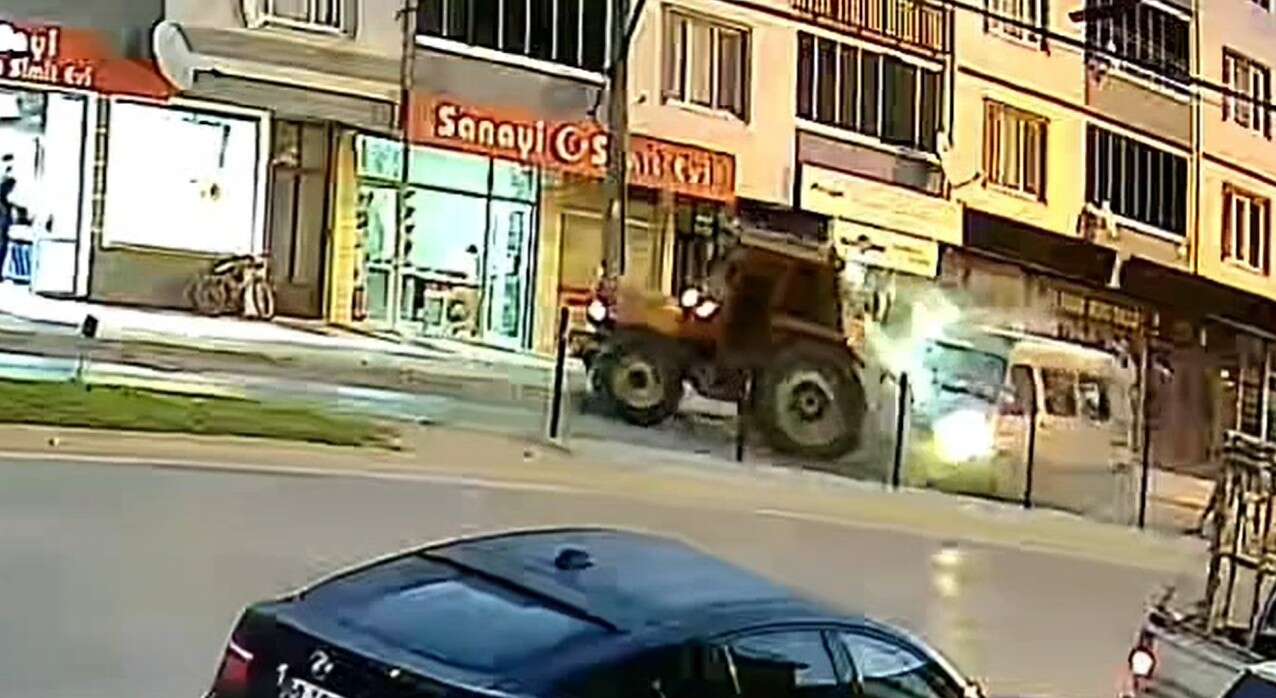 Feci kaza kamerada! Minibüs traktöre çarptı, 10 yaralı var 2
