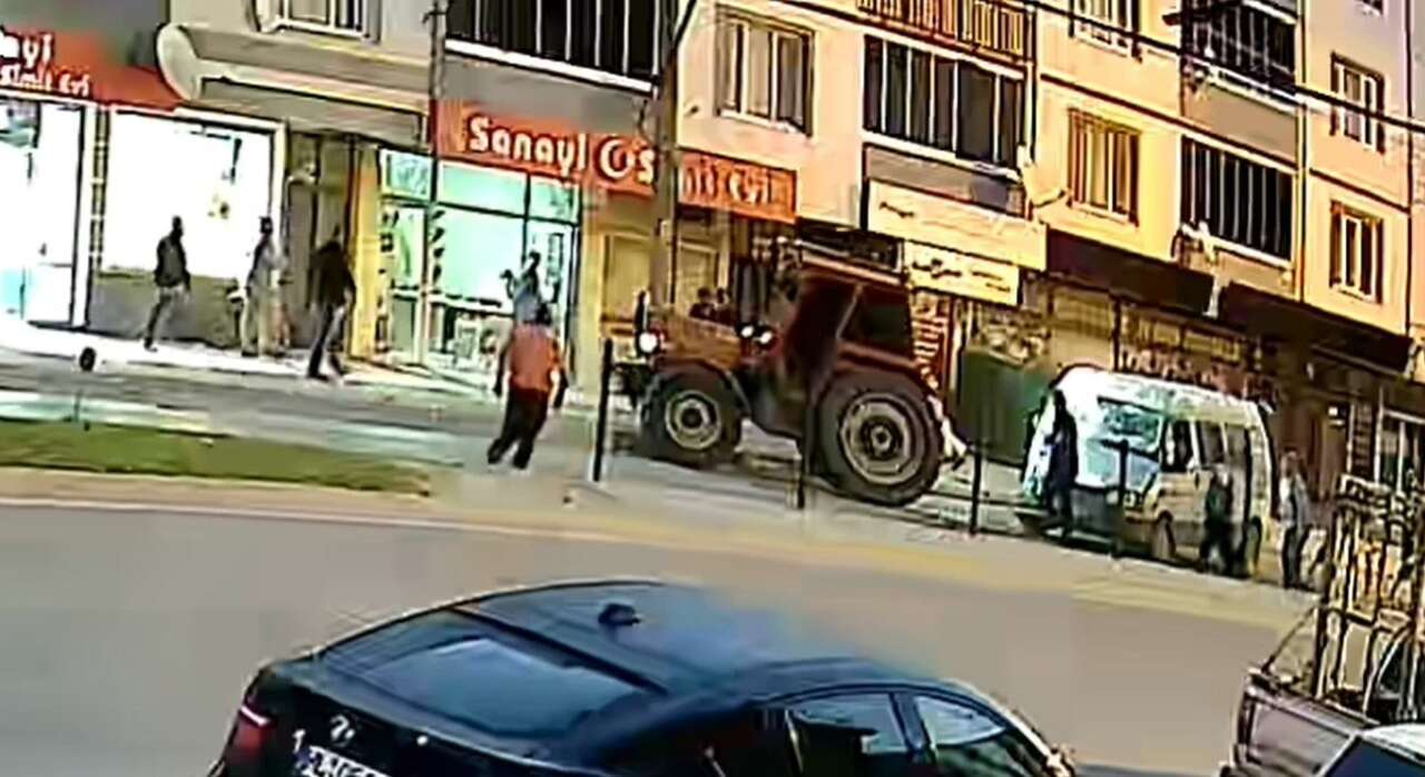 Feci kaza kamerada! Minibüs traktöre çarptı, 10 yaralı var 3