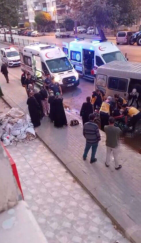 Feci kaza kamerada! Minibüs traktöre çarptı, 10 yaralı var 5