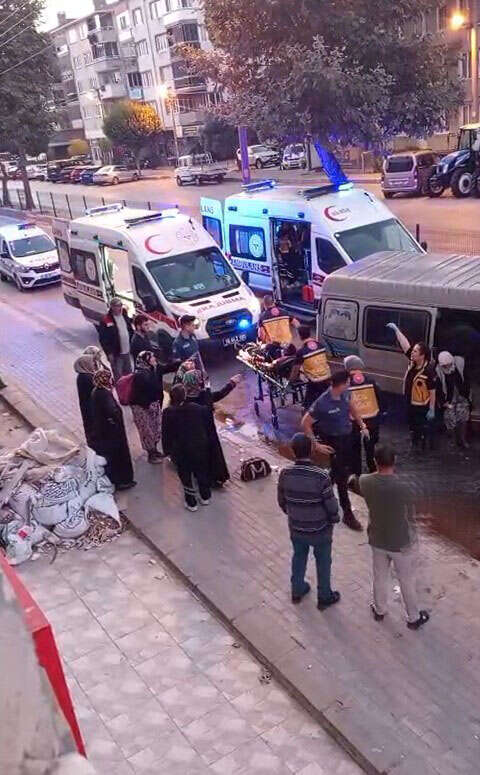 Feci kaza kamerada! Minibüs traktöre çarptı, 10 yaralı var 4