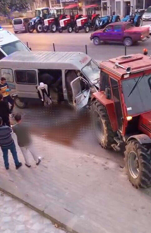 Feci kaza kamerada! Minibüs traktöre çarptı, 10 yaralı var 6