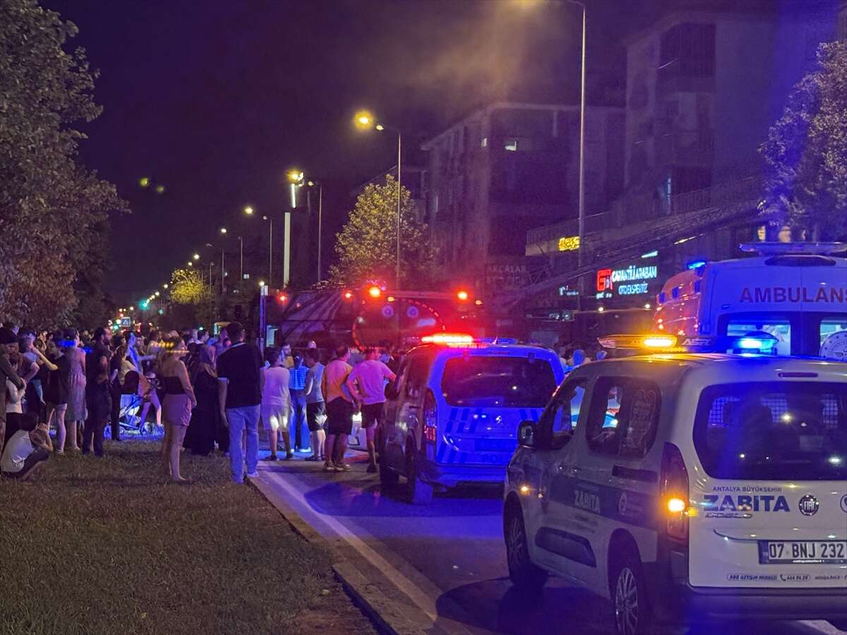 Oto galeride başlayan yangın 3 katlı apartmana sıçradı 2