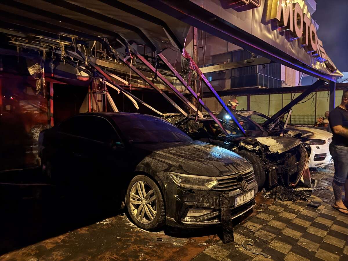 Oto galeride başlayan yangın 3 katlı apartmana sıçradı 1