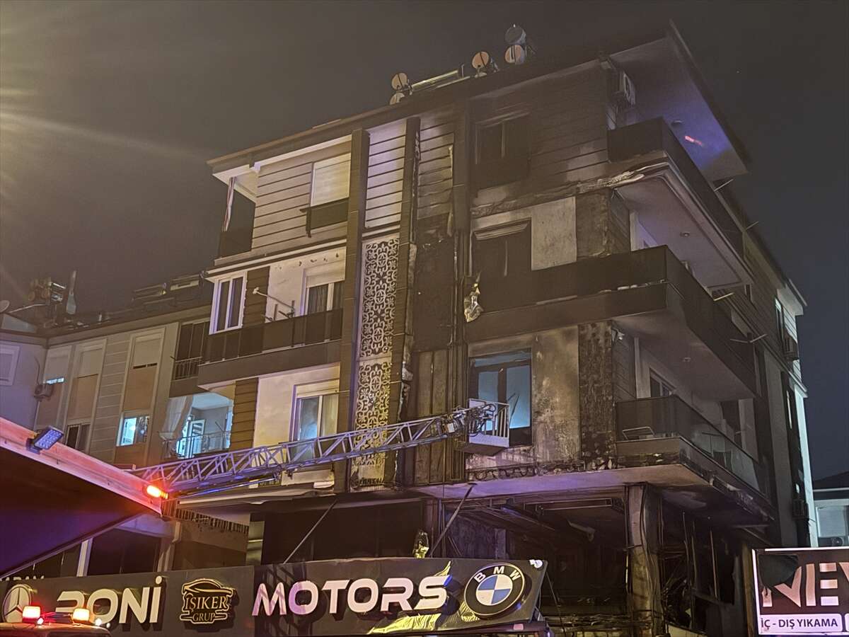 Oto galeride başlayan yangın 3 katlı apartmana sıçradı 5