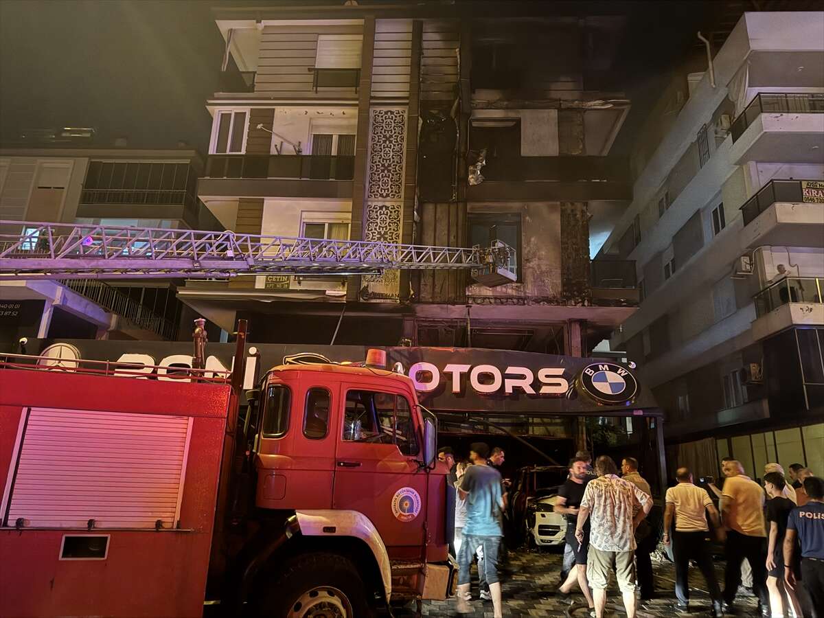Oto galeride başlayan yangın 3 katlı apartmana sıçradı 4