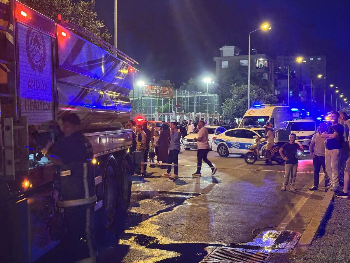 Oto galeride başlayan yangın 3 katlı apartmana sıçradı 3
