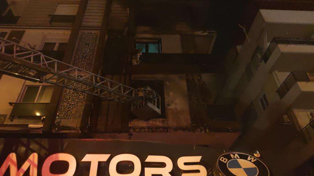 Oto galeride başlayan yangın 3 katlı apartmana sıçradı 12