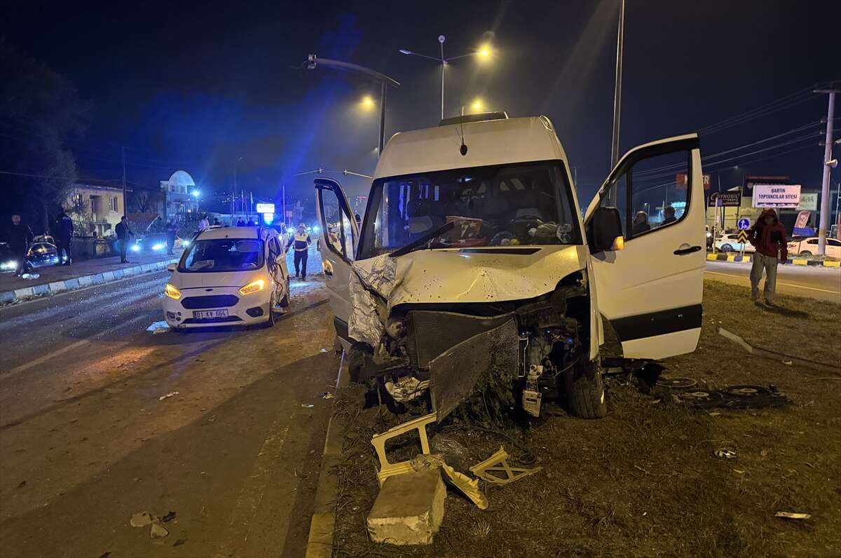 Düğün dönüşü feci kaza! 3’ü çocuk 21 kişi yaralandı 10