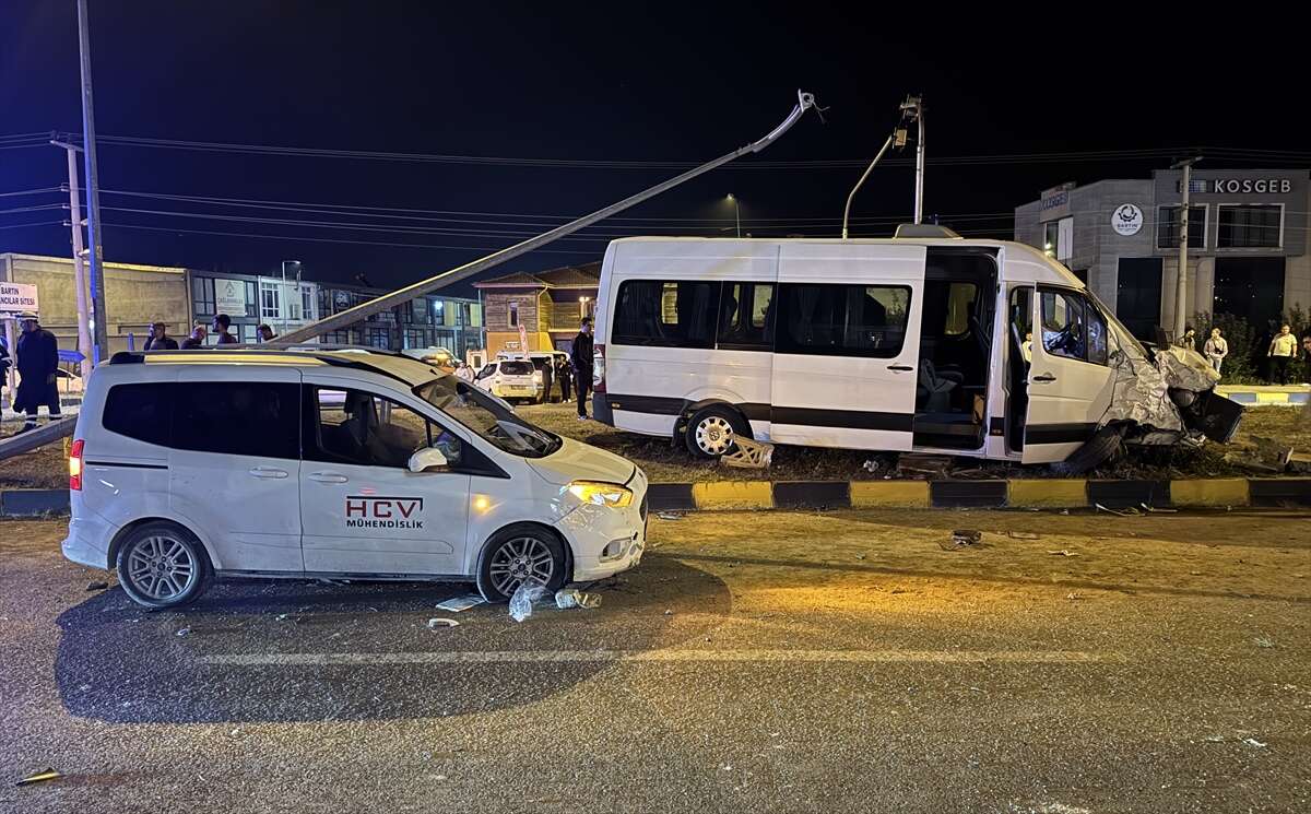 Düğün dönüşü feci kaza! 3’ü çocuk 21 kişi yaralandı 8
