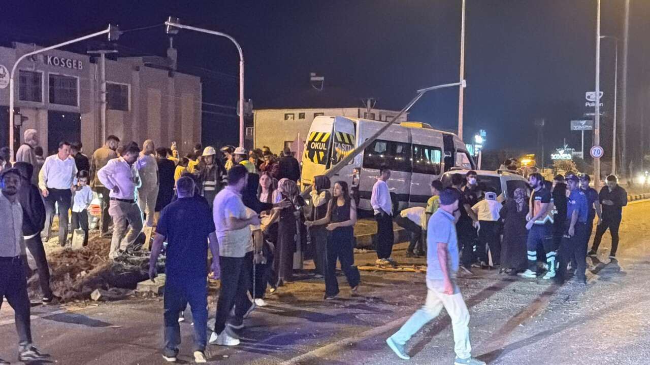 Düğün dönüşü feci kaza! 3’ü çocuk 21 kişi yaralandı 3